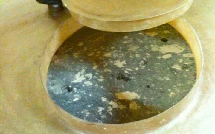 発酵中のお酢。上に菌の膜が。
